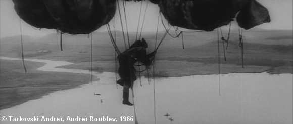 Photogramme : "", Andreï Roublev, plan 15. Efim, le « conducteur déterminé » de la montgolfière, réalise que le ballon se dégonfle.