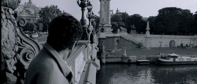 Angel-A de Luc Besson. A l'instant précis ou André veut mettre fin à ces jours, en voulant se jetter du pont Alexandre III à Paris,  il est attiré par la présence inopinée d'une belle femme qui est à quelques mètres de lui et qui a décidée de sauter également, d'ailleurs c'est elle qui saute en premier.