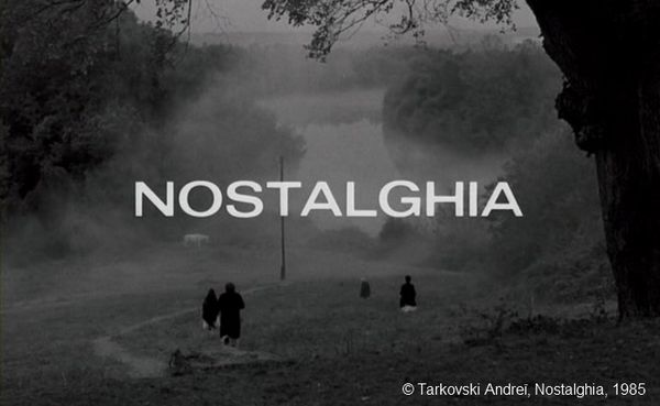 Photogramme – Attente 2.  Nostalghia, Plan 1. Le prologue. Premier plan du film. Premier objectif du Poète Gortchakov : les retrouvailles avec sa famille. Notez en fait, le sentier qui mène au poteau, ce dernier n'a apparemment aucune raison d'être et de plus, il détermine deux espaces.