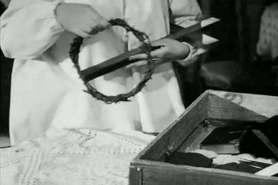  Viridiana de Luis Buñuel.     Photogramme 15 - Plan 9.  Viridiana ouvre sa valise et sort un crucifix en bois et une couronne d'épines.