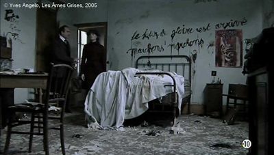   Les Âmes Grises  d'Yves Angelo.   Photogramme 3. 0h 06' 43".  La chambre de l'instituteur.