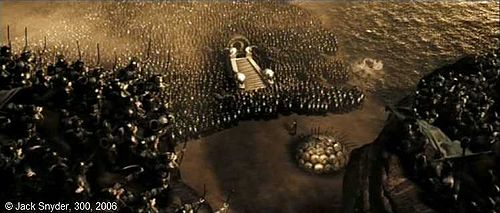  300  de Jack Snyder. A la bataille des Thermopyles (480 av. J.C.), Léonidas et ses 300 spartiates, en formation de tortue, encerclés par les 1000 armées de Xerxès.