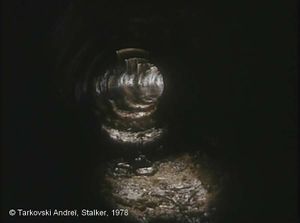 Stalker,  Photogramme 47 : Plan 96. Vue du large tunnel incurvé et sombre.