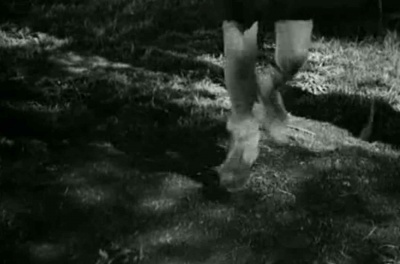  Viridiana de Luis Buñuel.     Photogramme 3 - Plan 2.  Première apparition de la corde à sauter.