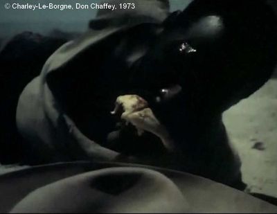   Charley-Le-Borgne  de Don Chaffey.     Photogramme 100. Les mains liées derrière le dos, le Soldat mange les restes comme un chien, en se servant uniquement de sa bouche. C'est un parallélisme qui est en rapport avec le début du film. (Cf. Photogrammes 6 à 8.