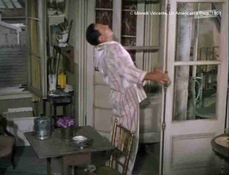 Un Américain à Paris. Dans une pièce minuscule, dans laquelle on peut à peine se retourner. Jerry Mulligan (Gene Kelly), a aménagé, avec dextérité et débrouillardise, une chambre meublée complète. Grâce à cette séquence, le réalisateur montre l'esprit pragmatique et efficace de Jerry, non dénué de sensibilité, avec le petit pot de violettes.