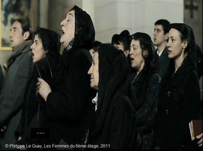   Les Femmes du 6ème étage  de Philippe Le Guay.   Photogramme 30.  Les bonnes espagnoles qui chantent dans l'église.
