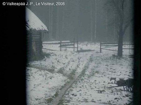 Le Visiteur, photogramme 103, plan 482, plan d'ensemble de l'enclos sous la neige. Soudain, la barrière tombe dans un silence mortuaire.