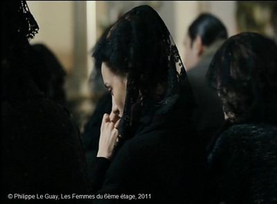   Les Femmes du 6ème étage  de Philippe Le Guay.   Photogramme 32.  Maria, les mains jointes, prie en silence avec dévotion.