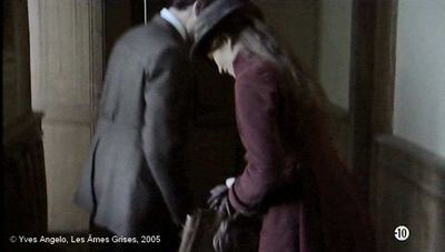   Les Âmes Grises  d'Yves Angelo.   Photogramme 2. 0h 05' 48".  Lysia ramasse le gant avant d'entrer dans la chambre de l'instituteur.
