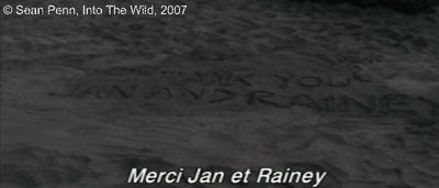  Photogramme 30  :  Into The Wild  Plan 490. Le lendemain matin, Jan est surprise et triste de remarquer l'absence de Christopher, seul témoignage de son passage, une inscription sur le sable : « THANK YOU JAN AND RAINEY. »