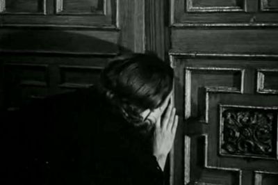  Viridiana de Luis Buñuel.     Photogramme 14 - Plan 8.  Ramona qui regarde par le trou de la serrure.