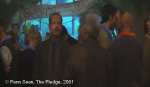  The Pledge  de Sean Penn.  Photogramme – 62.  0h 08’ 44’’.  .  Lors de la fête organisé par ses collègues, pour le départ à la retraite de Jerry, une banderole annonce : « GONE FISCHING JERRY » (Tu vas pêcher Jerry)