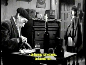  Viridiana de Luis Buñuel.     Photogramme - Plan 46. Rita vient annoncer à Moncho qu’elle a vu un taureau noir.