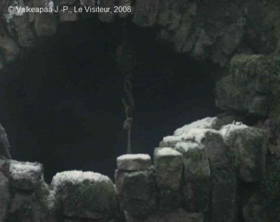 Le Visiteur, (Muukalainen), Photogramme -  Plan 469b. L'Enfant arrive près du puits, il trouve le sac à dos du Visiteur sur un rocher, et la corde suspendu au crochet du puits.
