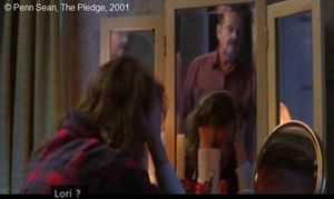  The Pledge  de Sean Penn. La coiffeuse de la chambre de Lori avec son jeu de triple miroir est révélateur. Tout d’abord, Jerry est encadré dans la partie supérieure, et Lori dans la partie inférieure, l’homme domine dans la partie rectangulaire et la femme est soumise et cachée dans le miroir ovale au premier plan qui se détache du reste. Enfin, Lori est représentée, en triangle, trois fois, comme pour indiquer le triple temps : passé, présent, avenir, tandis que Jerry est représentée seulement deux fois : le passé et le présent.  Ce qui semble indiquer qu’il risque d’être « absent » dans la réalité du futur, sa disparition du « monde réelle ».