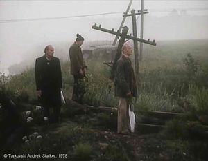 Stalker, Photogramme - 29 : Plan 51a.  Les trois hommes regardent partir la draisine, l’Écrivain et le Professeur n’ont pas l’air très rassuré.