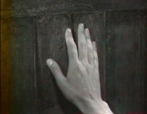 Photogramme - Porte 7 : Un Condamné à Mort s'est échappé, Plan 32. La main de Fontaine qui « caresse » la porte de sa cellule, comme s’il caressait sa liberté.
