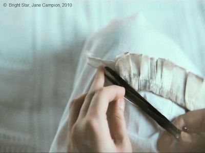   Bright Star de Jane Campion.     Photogramme 5.  La confection d'une collerette à trois plis.