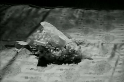  Viridiana de Luis Buñuel.     Photogramme - Plan 31a. Gros plan du bouquet de fleurs artificielles sur le lit de Don Jaime.