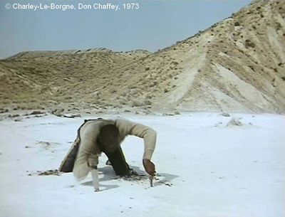   Charley-Le-Borgne  de Don Chaffey.     Photogramme 36.  Le Soldat retombe en prenant appui sur les deux couteaux.