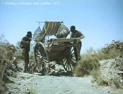   Charley-Le-Borgne  de Don Chaffey.     Photogramme 9.  Les deux hommes inspectent le chariot.
