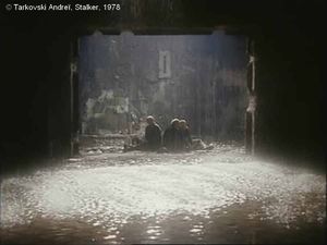 Stalker, Photogramme - 79 : Plan 131c. Une pluie dense se déverse dans la Chambre, qui fait briller l’eau.