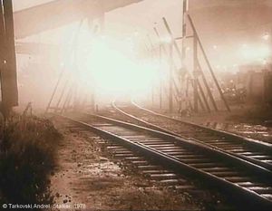 Stalker, Photogramme - 18 : Plan 28b.  A l’arrivée d’une locomotive la lumière double d’intensité et la barrière s’ouvre.
