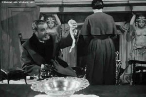  Viridiana de Luis Buñuel.     Photogramme - Plan 40b. Don Jaime admiratif devant l’épluchure d’orange..