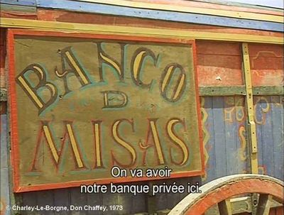   Charley-Le-Borgne  de Don Chaffey.     Photogramme 20. La pancarte : “Banco D Misas”, clouée sur le côté du chariot des mexicains.