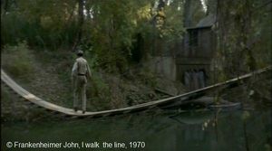  I walk  the line  de Frankenheimer John.   Photogramme - Pont 7. Le shérif marche sur un pont suspendu. Il marche littéralement sur la ligne.