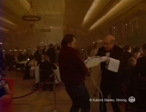 Shining, première rencontre de Jack et de Delbert Grady. Ce dernier fait tomber, malencontreusement son plateau contenant ... trois verres de vin, comme les trois membres de la famille Torrance.