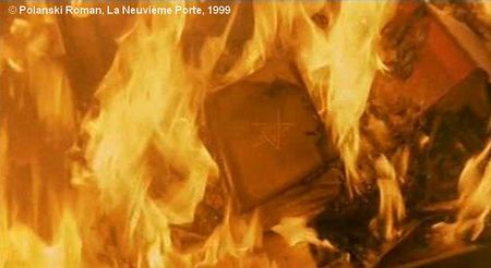 La Neuvième Porte, 1999, Roman Polanski. Le second manuel d'invocation satanique, Les Neuf Portes du royaume des ombres (De Umbrarum Regni Novem Portis) d'Aristide Torchia, dans les flammes.