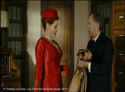   Les Femmes du 6ème étage  de Philippe Le Guay.   Photogramme 11.  L'ensemble élégant de Mme de Brossolette : robe, gants et chapeau rouge.