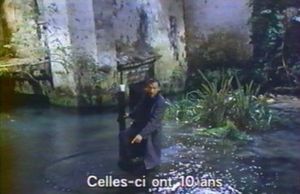 Photogramme - Eau 6 : Nostalghia, Plan 87c. Le Poète saoul au milieu de l'église inondée, près d'un petit poteau.