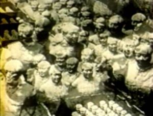 Photogramme - Statues de Mao Tsé Toung : Miroir (Le), Plan 114-4..  Des centaines de statues de Mao Tsé Toung.