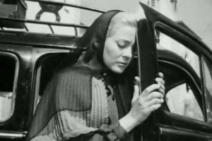  Viridiana de Luis Buñuel.     Photogramme - Plan 72.  Viridiana accablée, elle appuie son front à la portière du véhicule.