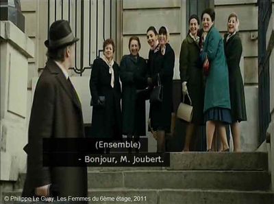   Les Femmes du 6ème étage  de Philippe Le Guay.   Photogramme 19.  Les espagnoles heureuses de saluer M. Joubert.