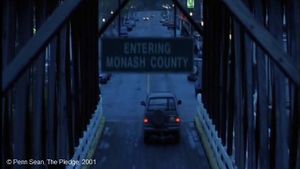  The Pledge  de Sean Penn.  Photogramme - Pont 9.  0h 43’ 17’’.  Jerry passe le pont de Monash County