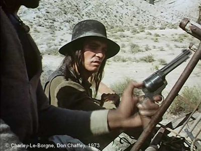   Charley-Le-Borgne  de Don Chaffey.     Photogramme 17.  Le Soldat trouve un revolver.