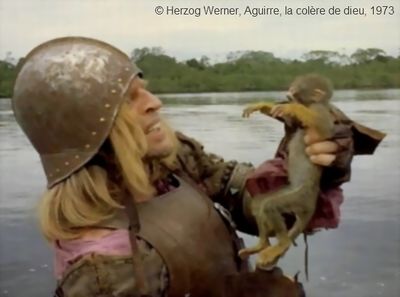 Photogramme : Aguirre, la colère de dieu. Aguirre qui s'amuse à regarder le paresseux, le petit animal devient une représentation métaphorique de sa propre fille.