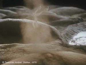 Stalker, Photogramme - 66 : Plan 112. Gros plan d’un monticule de sable sur lequel vient, au ralenti, percuter et rebondir l’écrou.