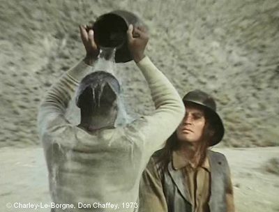   Charley-Le-Borgne  de Don Chaffey.     Photogramme 57.  Le Soldat qui fait couler la première eau du puits sur lui.