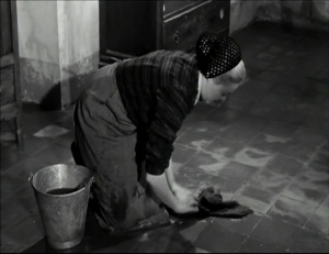  Viridiana de Luis Buñuel.     Photogramme 58 - Plan 76b.  Viridiana armée d’un seau et d’une serpillière, est en train de laver par terre.