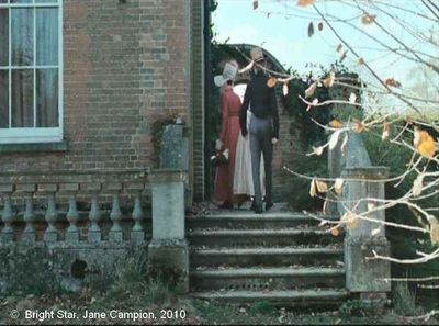   Bright Star de Jane Campion.     Photogramme 15. L'inséparable trio va rendre visite à John Keats. Fanny tient le précieux panier de sa main gauche.