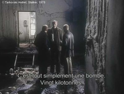 Stalker, Photogramme - Plan 125. Le Professeur tient d’une main la bombe, l’exposant aux regards des deux hommes.