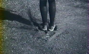 Photogramme - Pied 4 : Mouchette, Plan 119 . Les pieds de Mouchette dans la boue, avant d'entrer dans l'église.