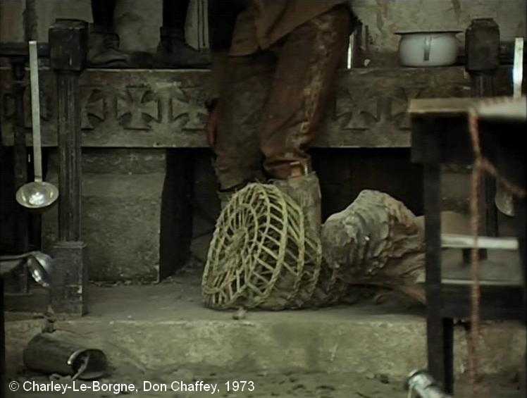 Fichier:Chaffey Charley One Eye 90 0h 46 59 Pied Indien cageot arme.jpg