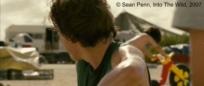 Photogramme 71 : Into The Wild, plan 1352. Christopher tourne la tête en direction de la caravane de Tracey.