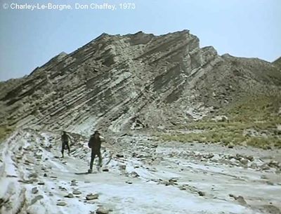   Charley-Le-Borgne  de Don Chaffey.     Photogramme 32.  Le soldat qui boite en imitant l'Indien.